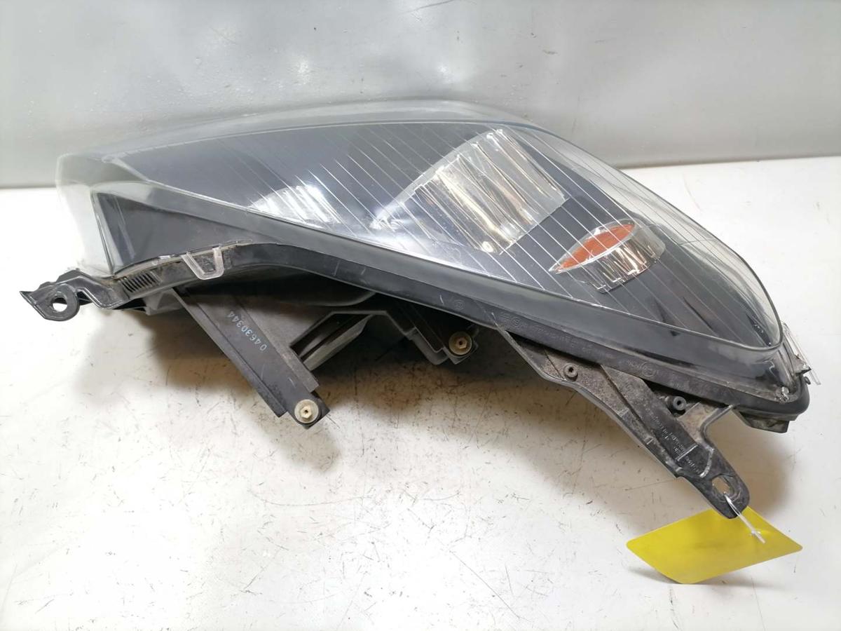 Opel Astra H Scheinwerfer vorn rechts Halogen schwarzer Hintergrund Zubeh&ouml;r Bj.2004